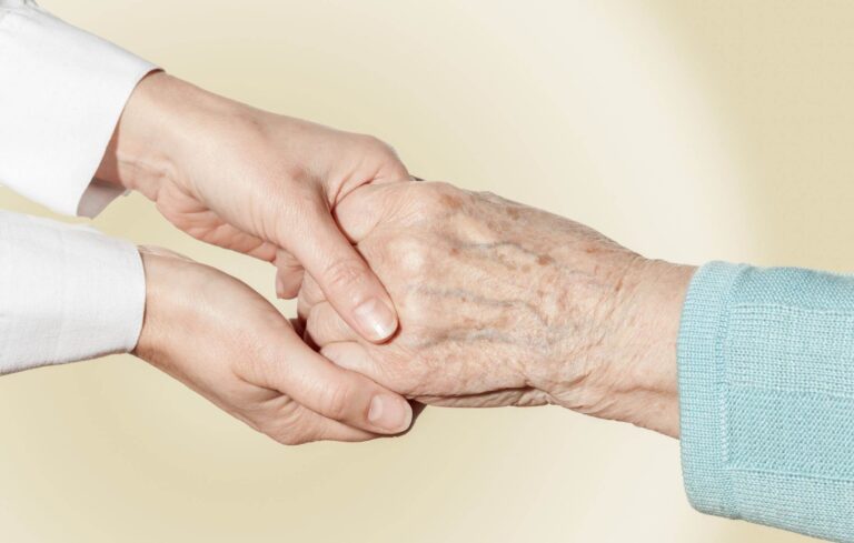 Polnische Pflegekraft legal in Deutschland angestellt, betreut Senior sicher und professionell