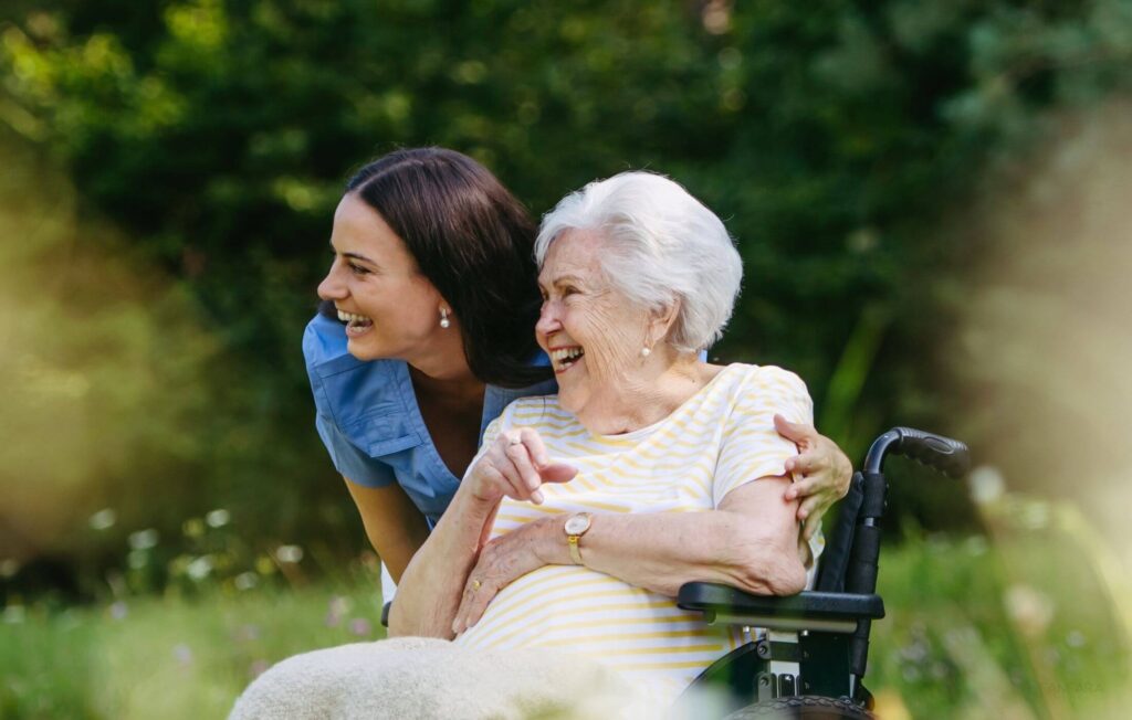 Polnische Betreuungskraft unterstützt Seniorin im Alltag