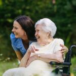 Polnische Betreuungskraft unterstützt Seniorin im Alltag