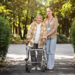 tägliche Spaziergänge mit Senioren fördern Bewegung, Gesundheit und Wohlbefinden. Professionelle Betreuung sorgt für Sicherheit und individuelle Unterstützung