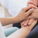 Pflegekraft unterstützt Senior im häuslichen Umfeld bei Inkontinenz