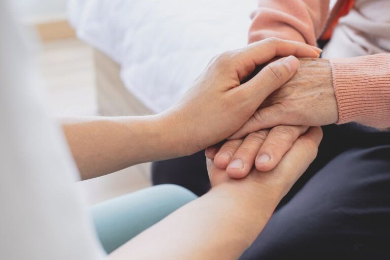 Pflegekraft unterstützt Senior im häuslichen Umfeld bei Inkontinenz