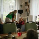 Polnische Pflegekraft unterstützt ältere Person bei Aktivitäten in Deutschland