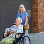 Polnische Pflegekraft sorgt für sichere Betreuung eines Seniors in Deutschland