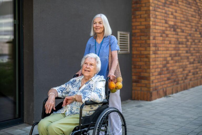 Polnische Pflegekraft sorgt für sichere Betreuung eines Seniors in Deutschland